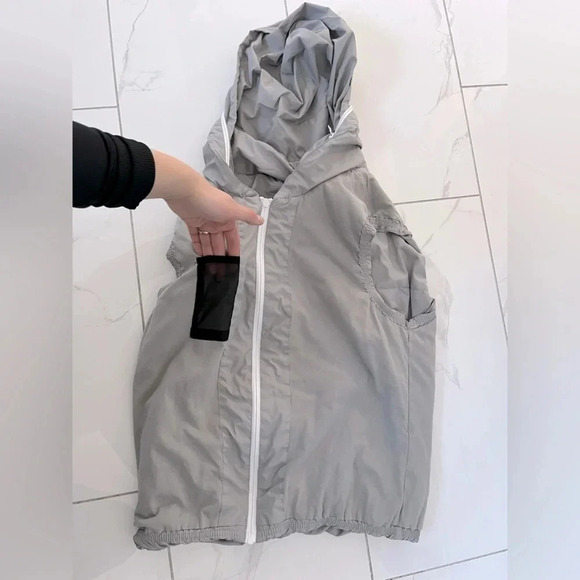 Bench/ Light grey vest/ Hidden zippered hood/ Size US X/L - Picture 9 of 16